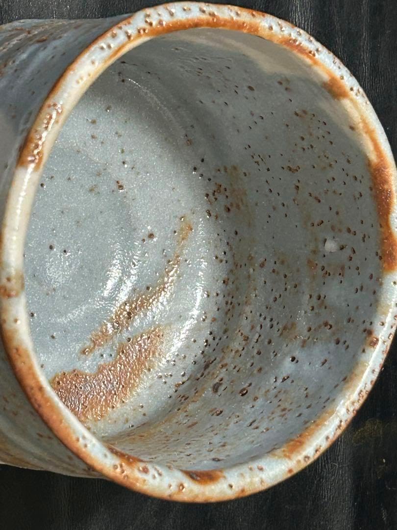 美しい古美術蔵から枝振りの見事な松が描かれた抹茶茶碗